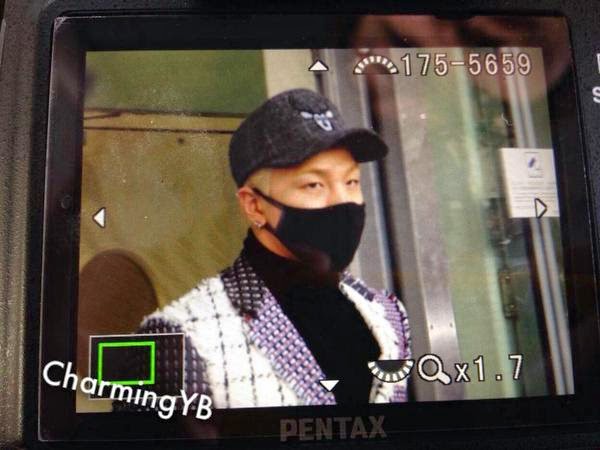 [09/01/15][Pho/Vid] TaeYang đến Hong Kong và tham gia cuộc họp báo Taeyang-airport-photos-hong-kong-january-2015_002