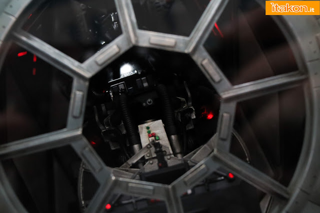 [Hot Toys] Star Wars - Tie Fighter - 1/6 scale Hot-toys-sdcc-2015-41