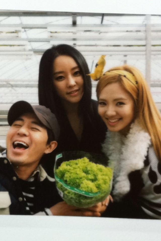 [07-03-2012][OTHER] Hyoyeon || New selca with Boom and Woori(Rainbow) 120307hyo