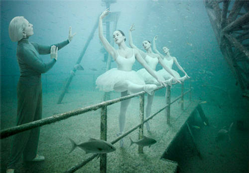 عائلة تعيش تحت الماء 278345%252Cxcitefun-underwater-art-13