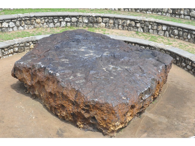 உலகில் உயரமான/பெரிய  விசயங்கள்......... 6009388-Another_view_of_the_Hoba_Meteorite_Namibia