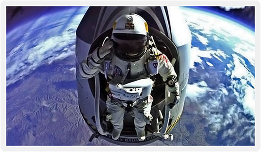 معلومات وحقائق عن اطول وأخطر وأسرع قفزه فى التاريخ تمت بنجاح من فيلكس !! Red-Bull-Stratos-Felix-Baumgartner-And-Capsule-High-Altitude-Salute