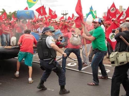 Elecciones en Brasil: El ultraderechista Bolsonaro gana en primera vuelta. - Página 2 MST-Invas%C3%A3o