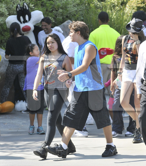 Filhos de Michael se divertiram no parque com o primo TJ, seu novo co-guardião Tj-jackson-kids-magic-mountain-photos-wm-019-480w