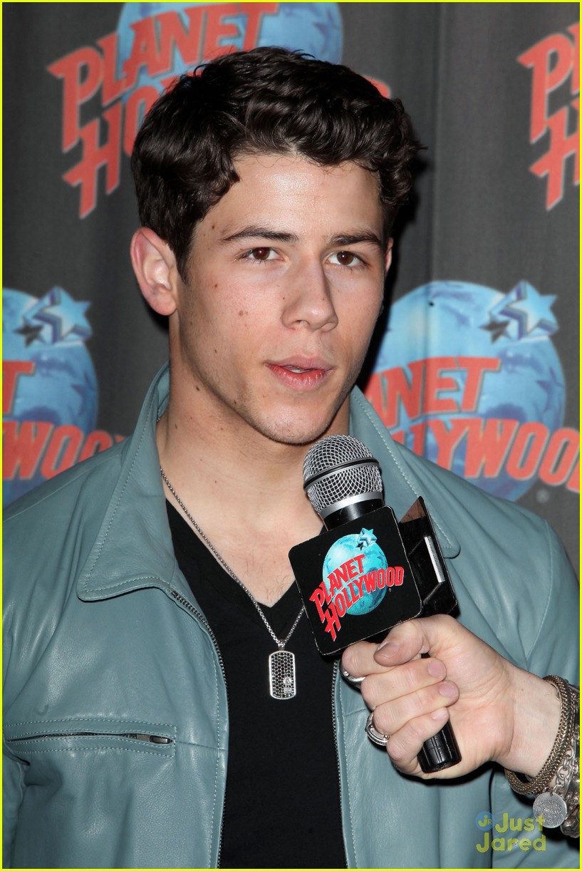 Nick Jonas firma de autógrafos en Planet Hollywood - 09 Abril Nick-jonas-planet-hollywood-01