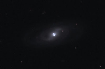 ¿Una galaxia con cinco núcleos? No, espejismo cósmico: es una "Cruz de Einstein". Q2237a