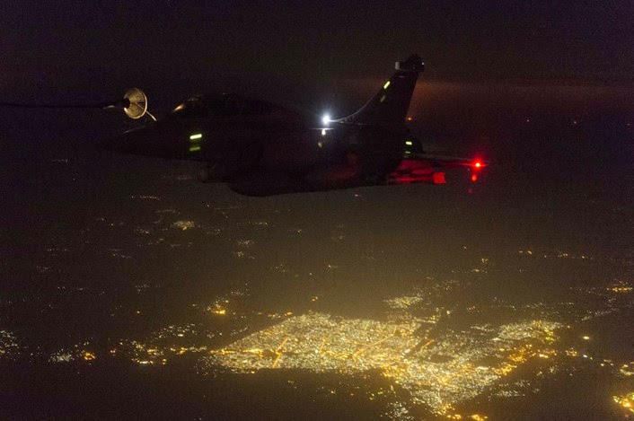 Le Rafale - Page 23 Rafale%2Brefueling%2Bover%2BBaghdad%2Bduring%2BFrench%2Bair%2Bstrikes%2Bin%2BIraq%2B2