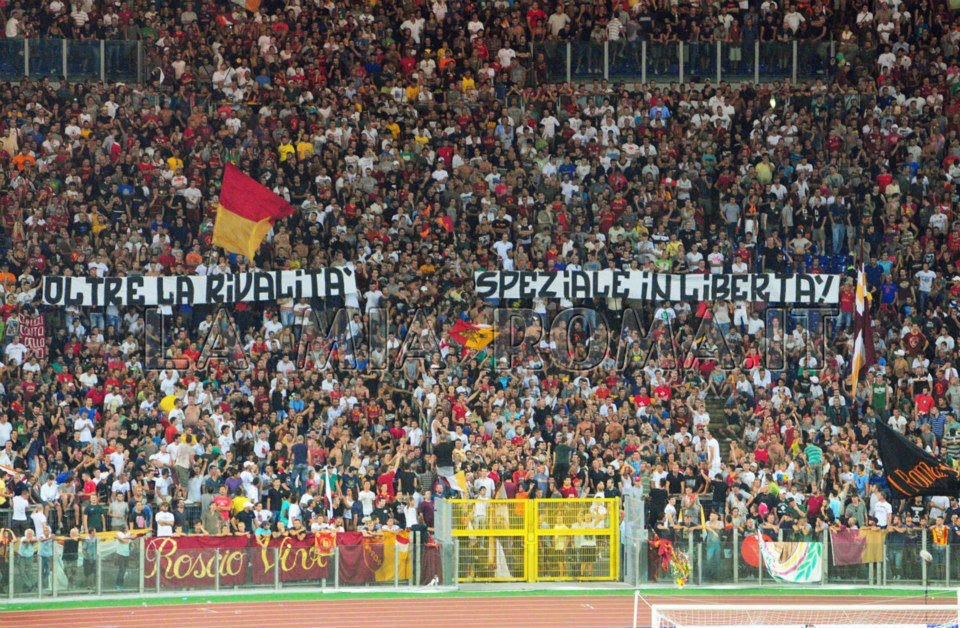 Le Mouvement en Italie . - Page 9 Asroma-ultras-striscione-speziale