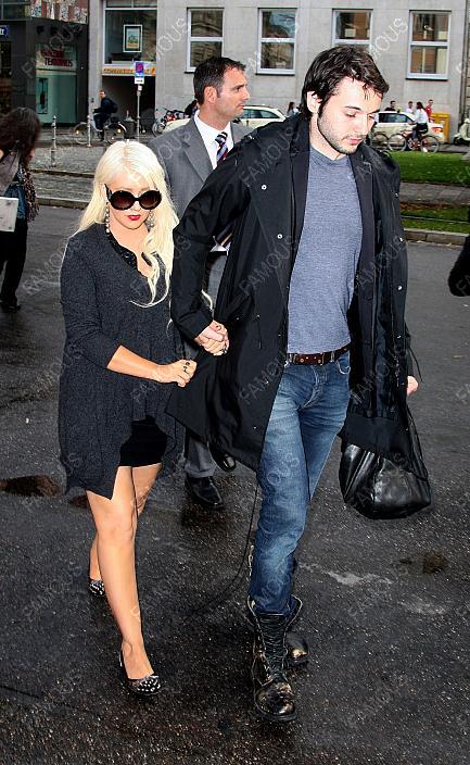 [Fotos] Christina Aguilera en el Hotel Bayerischer Hof en Munich con Matt (13.Jul.11) Munich%2B13%2Bde%2Bjulio4