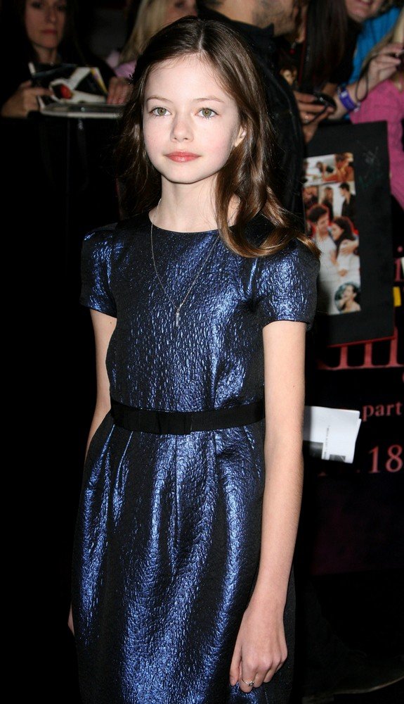 Baile de Navidad [Todos los alumnos] Mackenzie-foy-premiere-breaking-dawn-1-02