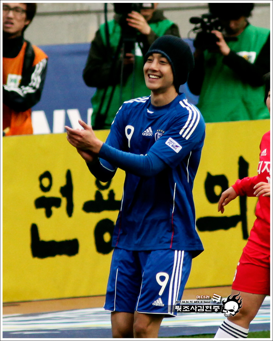 Kim Hyun Joong, Eye Candy En el campo de fútbol AA4%255B1%255D