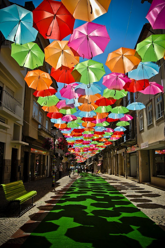 شارع المظلات في البرتغال .. Umbrella-art-2%5B4%5D