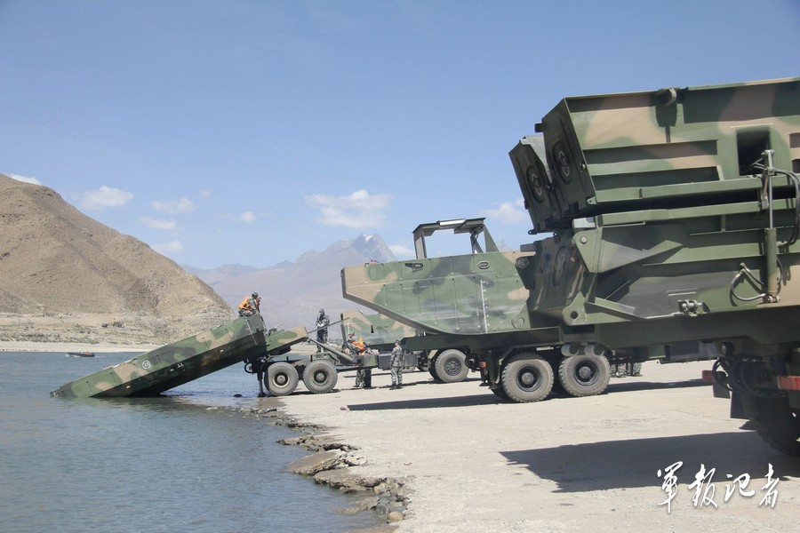 CHINE : Reportage sur un exercice de franchissement par l'armée chinoise au Tibet 1343856709_41202