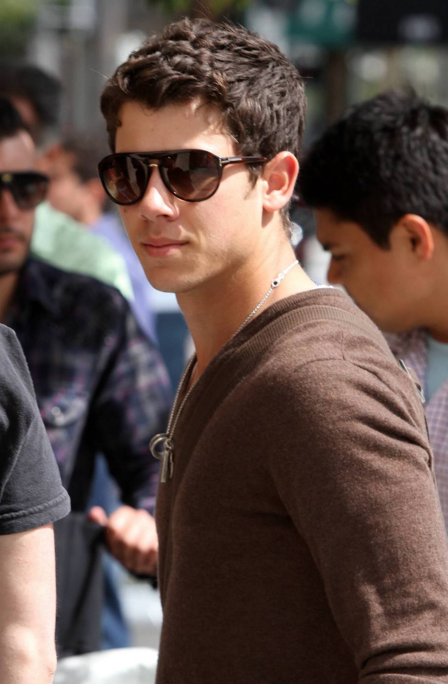 Kevin y Nick Jonas comprando regalos de último minuto?  JW_KevNickoutLA_050811_HQ-009