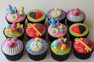 Alice visite le Maid-Sama Alice-in-Wonderland-Cupcakes