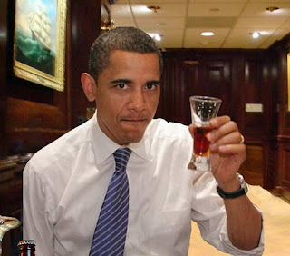 10 Presiden Amerika Serikat Yang Suka Mabuk    Obama-drinking-beer