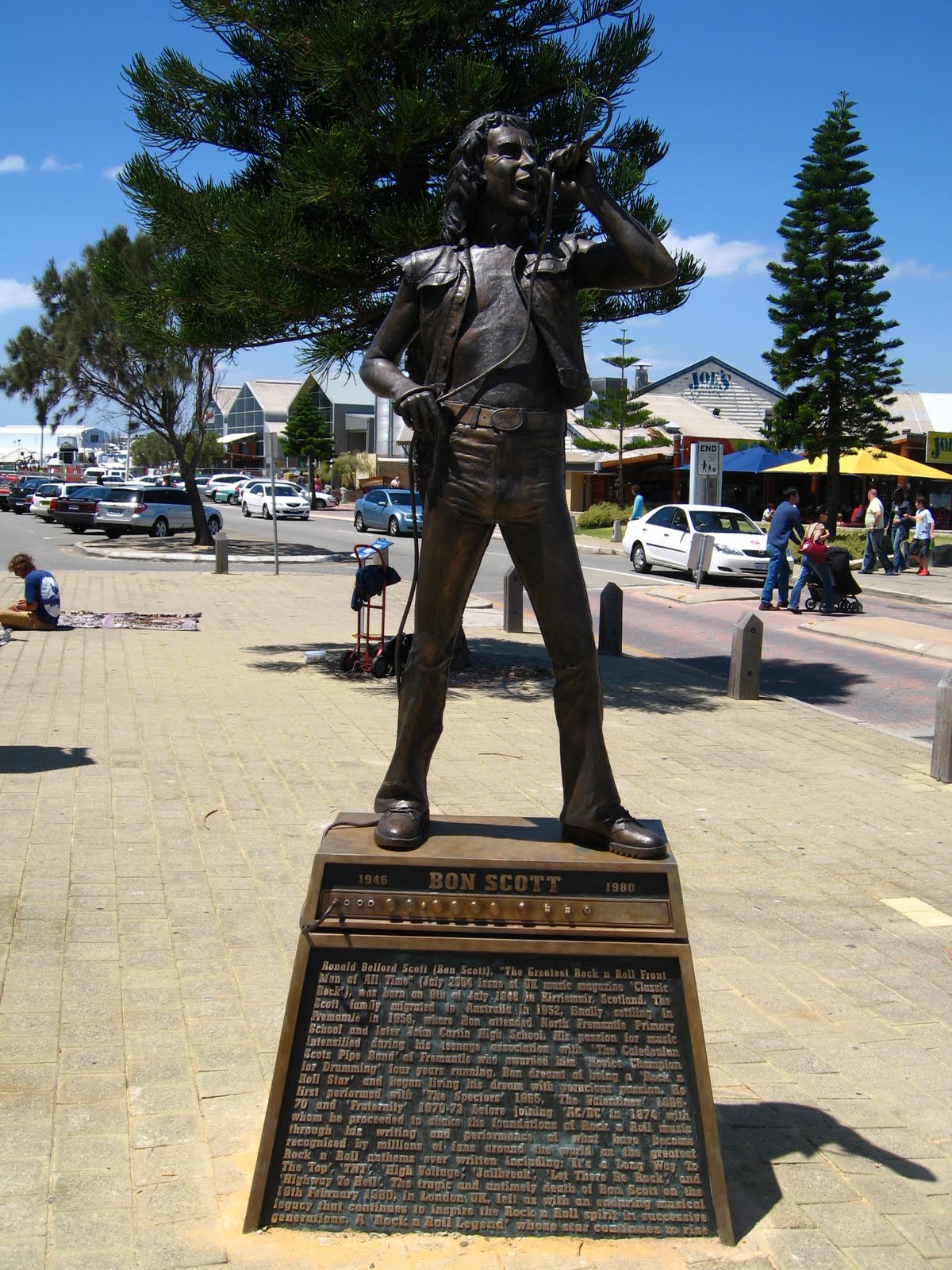 Esculturas rockeras BonScottStatue2_gobeirne