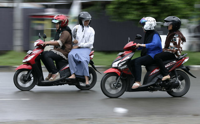 Dilarang Ngangkang saat Dibonceng Motor  Bonceng2