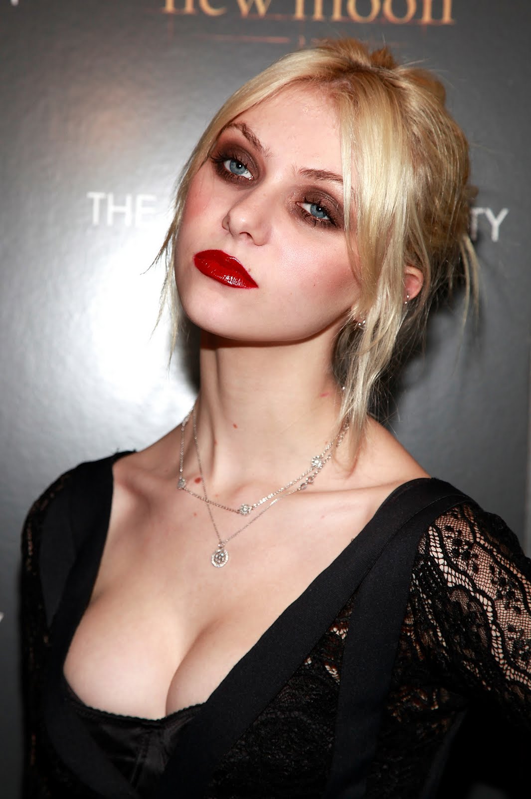 Premier League News 44759_TaylorMomsen_New_Moon__NY_Screening_05_122_854lo