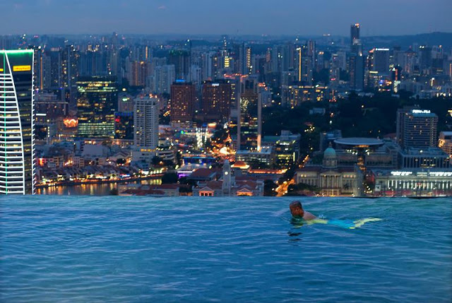 أجمل 25 مسبح حول العالم Skypark-marina-bay-sands-hotel-macau-infinity-pool