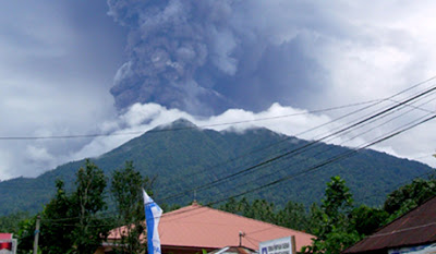 Seguimiento de volcanes de Indonesia: Soputan, Lokon, Marapi, Karangetang,  Papandayan,  Tambora, Krakatoa, Gamalama, Sirung, Bromo,  - Página 2 4highres_00000401512275