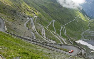  طرق غريبه و عجيبه Stelvio-Pass-2