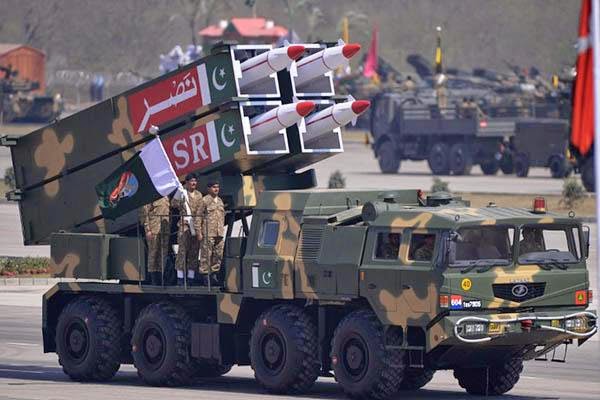 Armée Pakistanaise - Page 4 Pakistan-Day-Parade-01