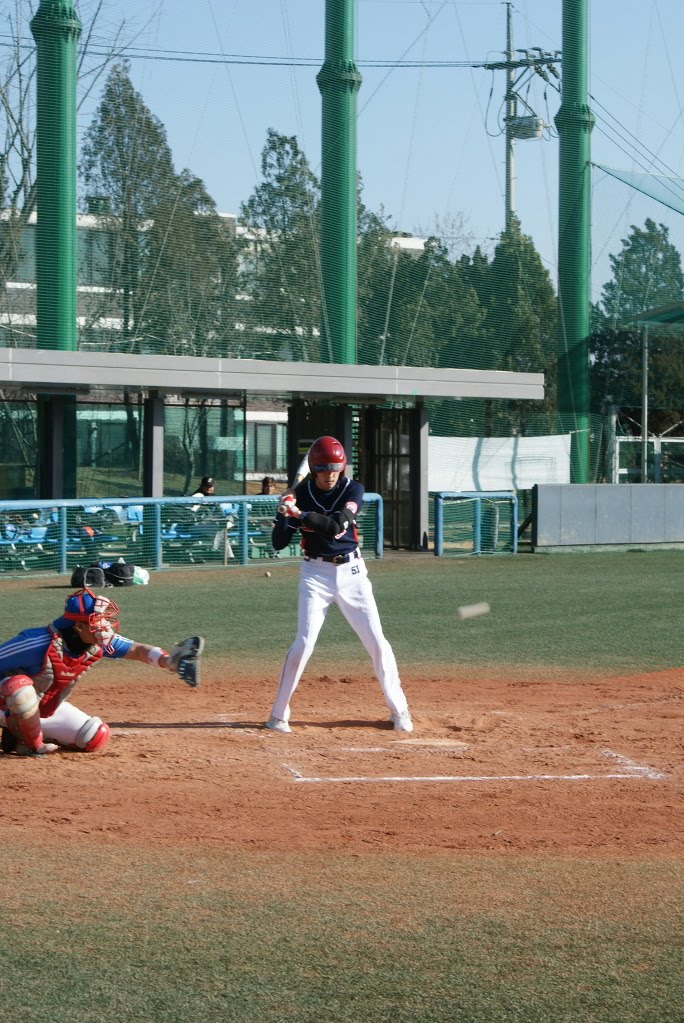 Kyu Jong jugando  al béisbol  1302531146_DSC02676