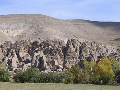 700 years old troglodyte stone house village in IRAN اهل الكهوف في ايران منذ 700 عام 700year-old-stone-house-01