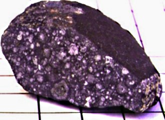 Hallan uno de los minerales más antiguos del sistema solar 'escondido' en un meteorito   Mineral-meteorito-allende