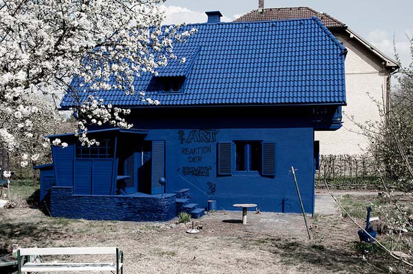 Το απίστευτο πείραμα του μπλε σπιτιού... (pics) Bluehouse4