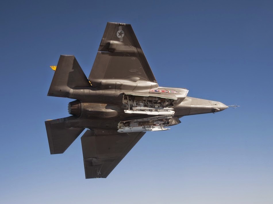 مقاتله F-35 الشبحيه وتسليحها  US%2BF-35%2Bfighters%2Bto%2Bshow%2Bsuper%2Bassault%2Bweapons%2B6