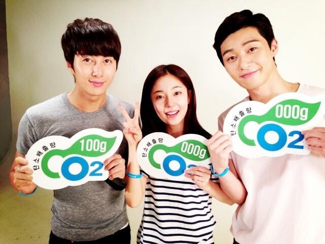 {صور} Kim Hyung Jun مع Park Seo Joon و Baek Jin Hee من اجل تصوير اعلان لـ CO2 في 8/21 BSMWA5pCAAAZ_IH