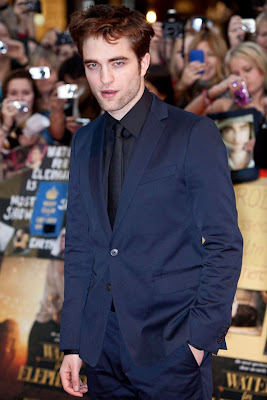 17 Junio-Glamour Reino Unido los hombres más sexy del 2011 - Vota por Rob  02rpattinson_gl_15jun11pa_592x888