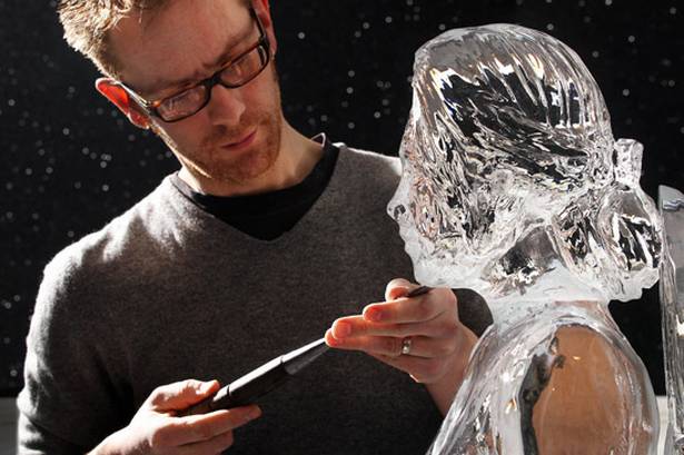 Kristen Stewart es una Escultura de Hielo en el Museo Madame Tussauds! Tus2