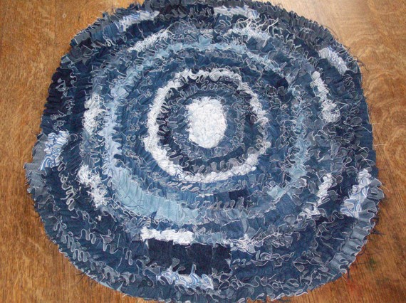 أفكار مميزة لعمل سجاد من من الجينز القديم ..  cool ideas to make floor mats and area rugs  35