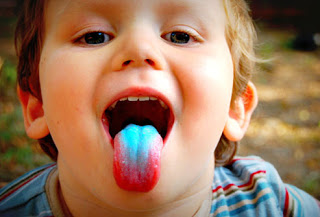 بالصور أكلات تدمر صحة ولون الأسنان Getty_rf_photo_of_boy_with_tongue_discolored_by_candy