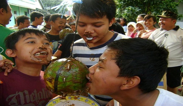 21 Jenis Lomba 17 Agustus-an Paling Unik, Lucu, dan Gokil Lomba%2BGigit%2BKoin