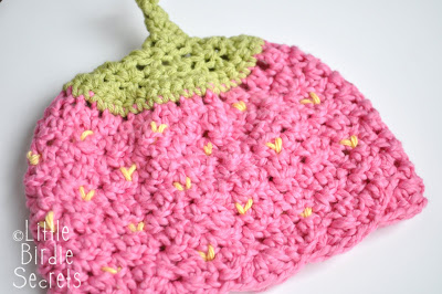 bonnet fraise Strawberry%2Bbaby%2Bhat%2Bfree%2Bpattern