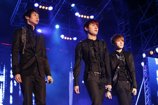 [25.2.2011][NEWS] JYJ công bố world tour + Jaejoong là đạo diễn 20110224_jyj_1