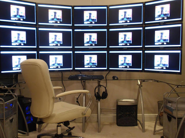 محطات الكمبيوتر Eve-player-15-monitor-set-up-zhek-kromtor