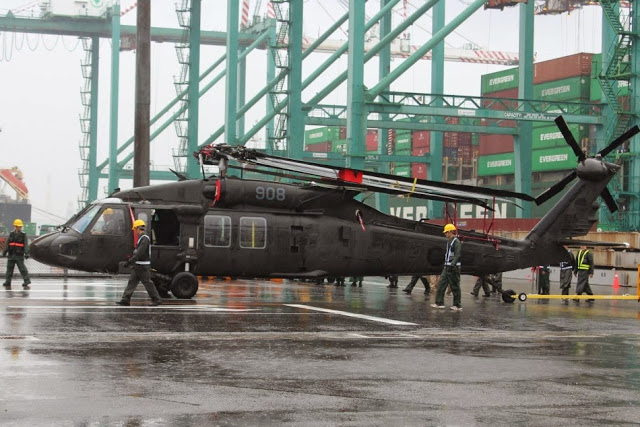 تايوان تستلم دفعه من اربعه مروحيات Black Hawk UH-60M Taiwan%2527s%2Bsecond%2Bbatch%2Bof%2Bfour%2Barmy%2BBlack%2BHawk%2BUH-60M%2Bhelicopters%2Barrive%2B2