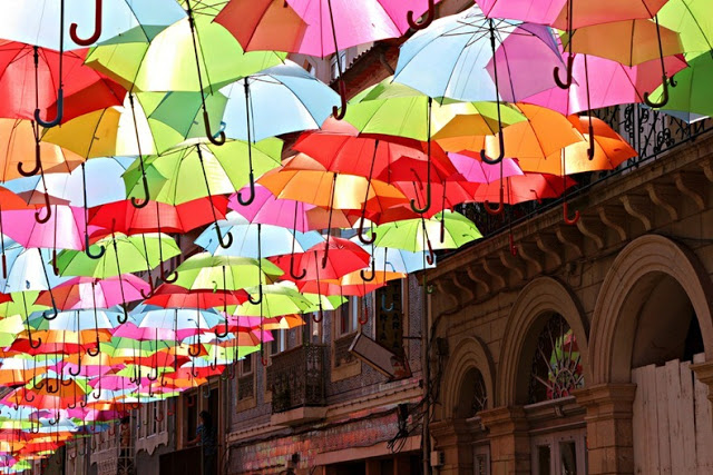 شارع المظلات في البرتغال .. Umbrella-art-3%5B2%5D