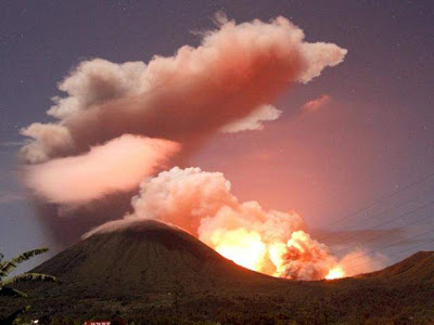 El volcán Lokón, en la isla indonesia de Célebes, entró hoy en erupción. 674023