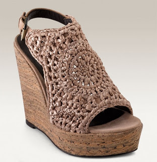 شوفو معي هالصور لمشغولات من المكرميه  Elizabeth-and-james-halo-macrame-sandal-574x590