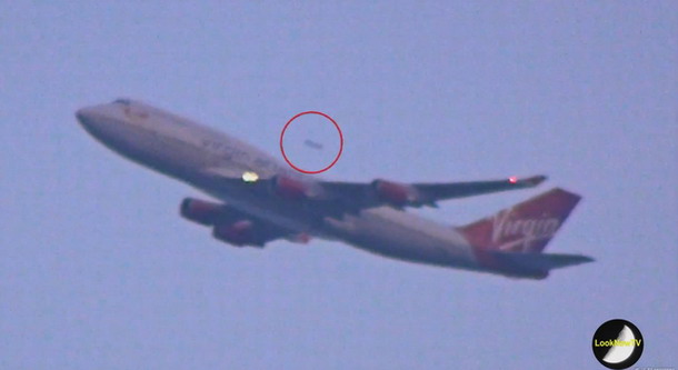 Misterioso OVNI fue grabado cerca de un avión comercial en Nueva York Jk1