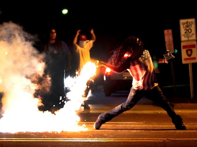 Quelque chose de sombre arrive...Histoire d'une suite. Ferguson-rioter-tear-gas-AP