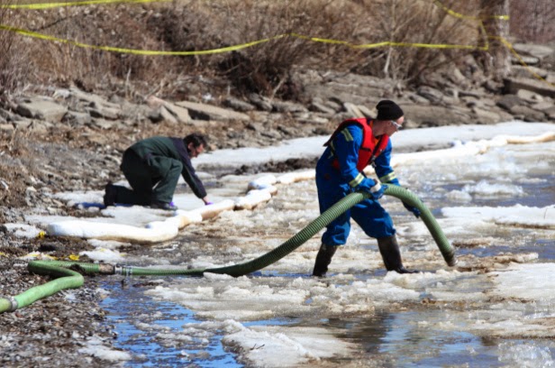 Canada: Plus de 23 000 litres de liquide inconnu pompés dans le lac St-Louis Hydrocarbure_lac_