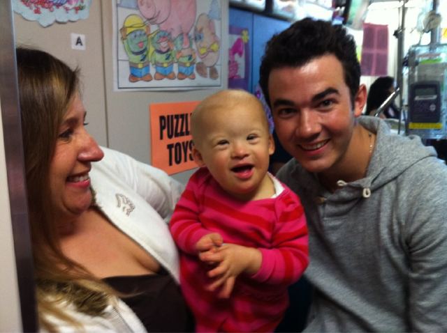 Kevin Jonas visita un hospital de Niños Qk1ti