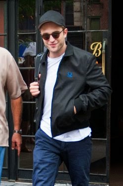 12 Julio - Nueva Foto de Rob, ayer!!! A_250x375